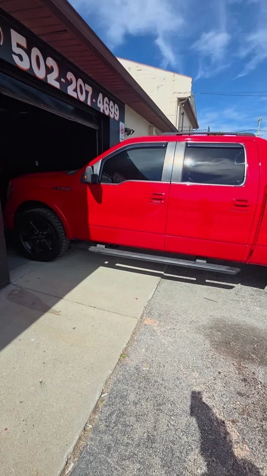 Pickup roja con polarizado oscuro 5%