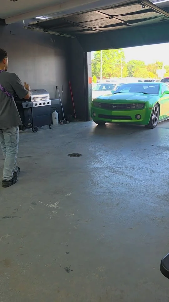 Camaro verde en el taller