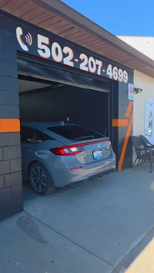 Honda Civic en la entrada del taller
